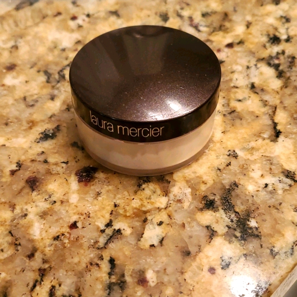 Laura Mercier translucent brightening powder